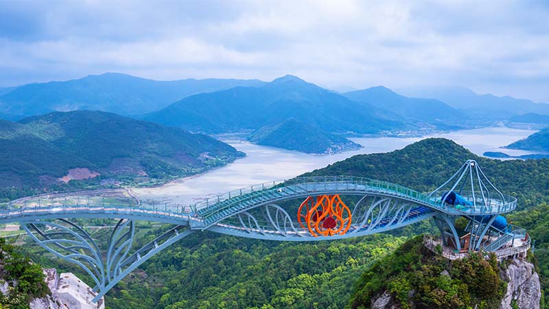 灵岩火山峰高空玻璃桥与石浦古城