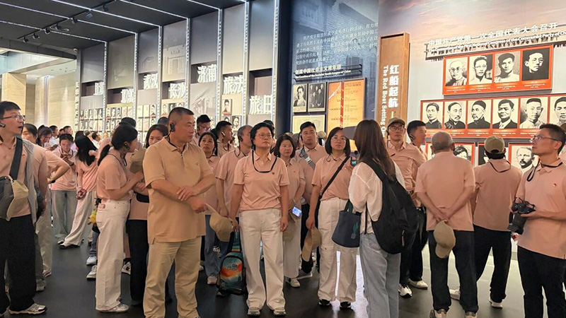 南湖宣誓广场重温入党誓词