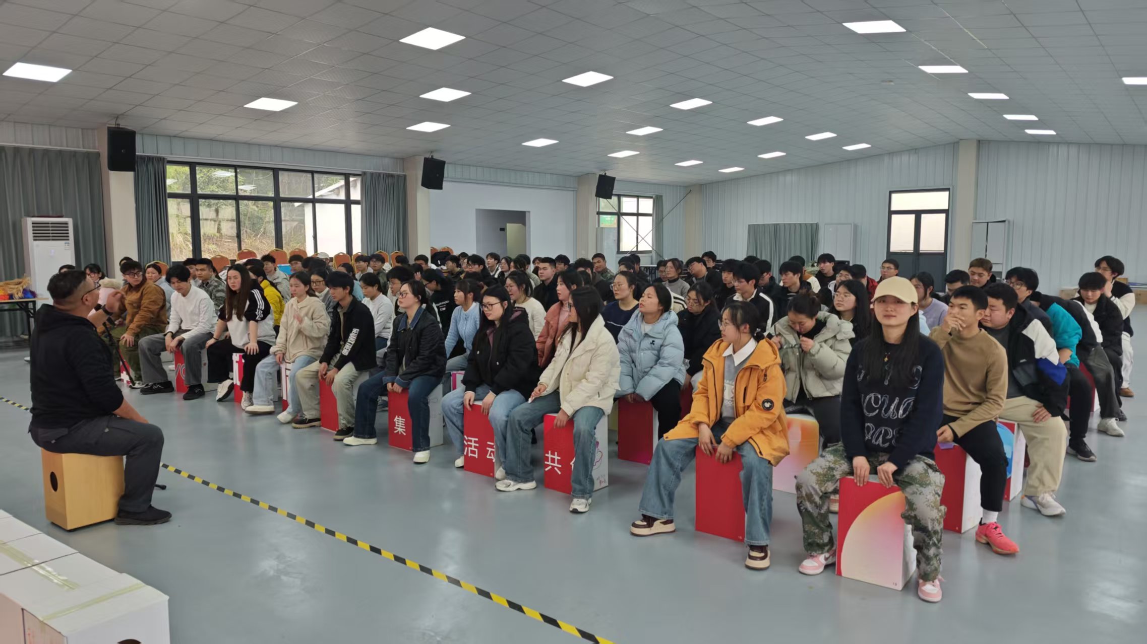 企业室内魔力箱鼓团建声部划分与基础训练现场