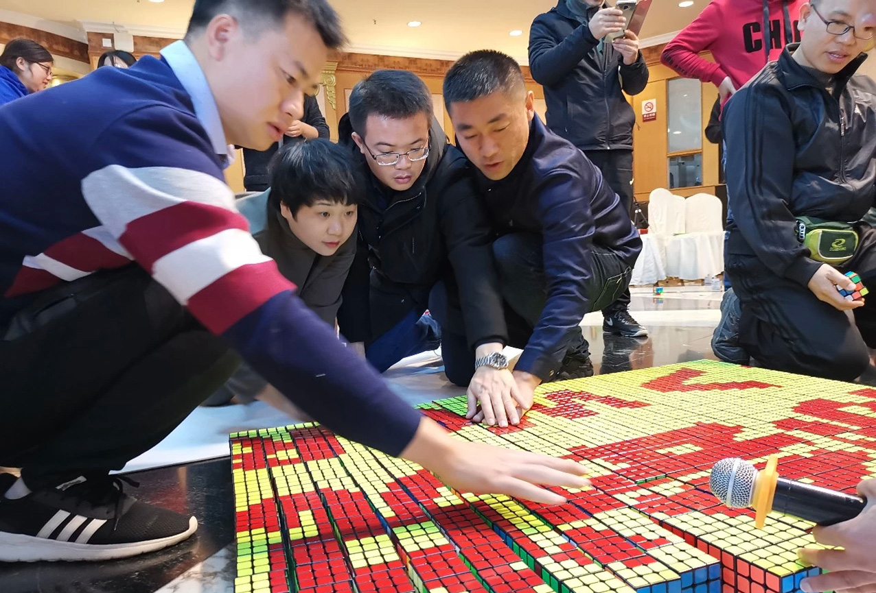 企业室内魔方巨画团建导师巡回指导拼搭技巧