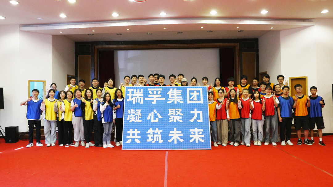 嘉兴魔方巨画团建全员与巨画成品合影留念