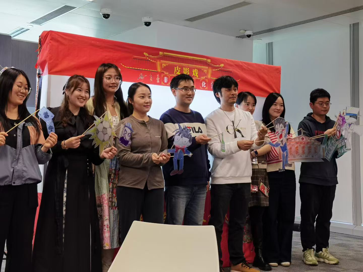非遗皮影戏团建剧组巅峰汇演与大众评审现场