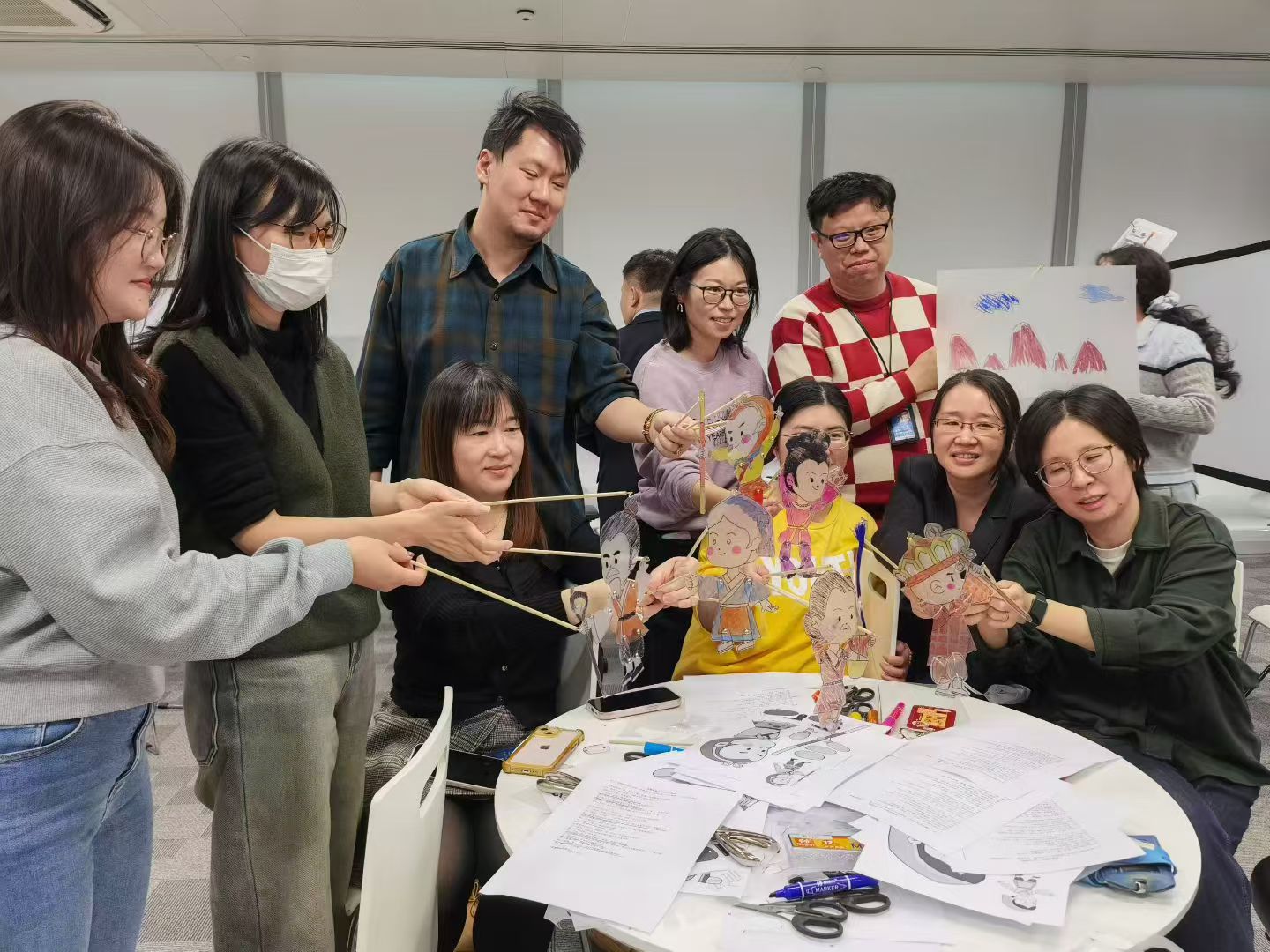 嘉兴皮影戏团建手持原创皮影作品全员合影
